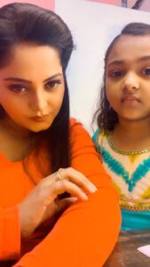 Anjana Singh Instagram - New year party 🎊 plan 🤣😂
Chole bhature 😂
#reels 
#reelsinstagram 
#reelitfeelit 
#reelkarofeelkaro 
#maabeti 
#likedaughterlikemother