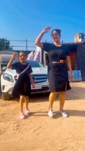 Anjana Singh Instagram - #merabalamthanedarchalavegypsy 🚓🚓
#reels 
#reelsinstagram 
#reelitfeelit 
#maabeti 
#likedaughterlikemother 
#weekendvibes 
🖤🖤🖤