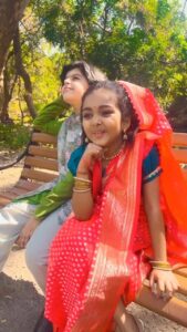 Anjana Singh Instagram - My cute 🥰 princess 👸 A D I T I👸
#likedaughterlikemother 
#expressionqueen 👸
#krishna
@dangal_tv_channel 
#outdoorshoot 
#nath keep watching 
400 episodes completed 🎉