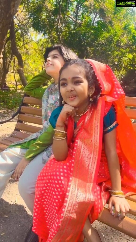 Anjana Singh Instagram - My cute 🥰 princess 👸 A D I T I👸 #likedaughterlikemother #expressionqueen 👸 #krishna @dangal_tv_channel #outdoorshoot #nath keep watching 400 episodes completed 🎉