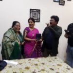 Anjana Singh Instagram - सिंह साहब द राइजिंग की निर्मात्री @geetasingh0807 दीदी के सौजन्य से @anjana_singh_ जी के हाथों मिला #samsangfold4 .. धन्यवाद गीता दीदी । Uttar Pradesh