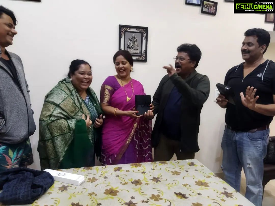 Anjana Singh Instagram - सिंह साहब द राइजिंग की निर्मात्री @geetasingh0807 दीदी के सौजन्य से @anjana_singh_ जी के हाथों मिला #samsangfold4 .. धन्यवाद गीता दीदी । Uttar Pradesh