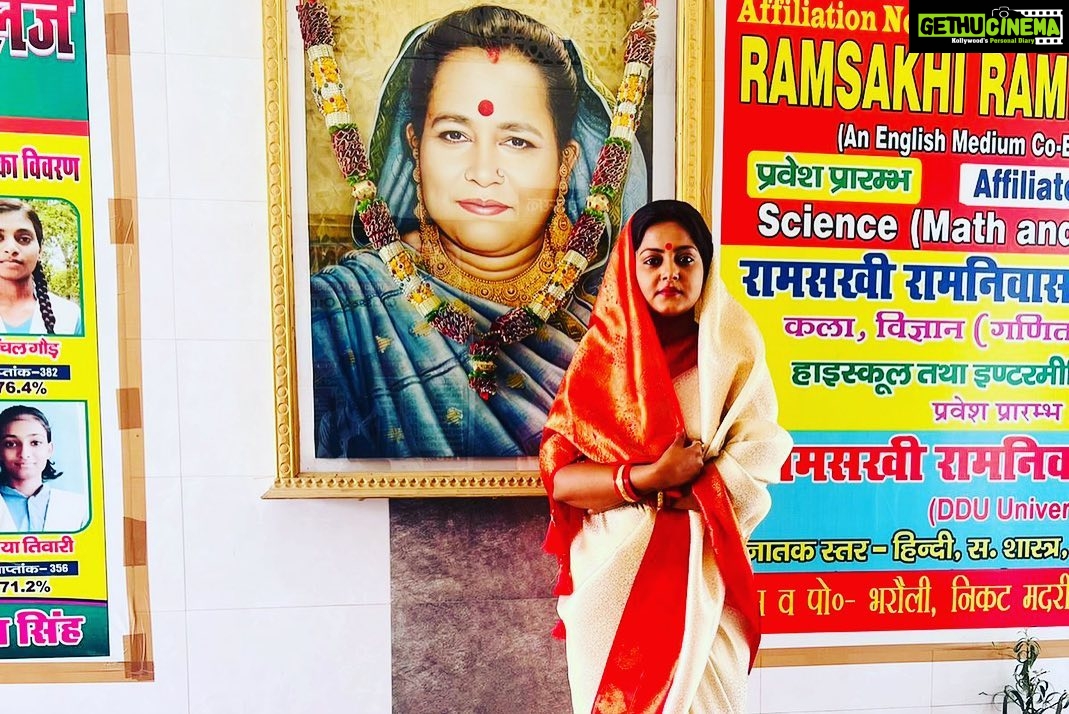 Anjana Singh Instagram - अंजना सिंहजी भोजपुरी इंडस्ट्री की सबसे बड़ी और क़ाबिल अभिनेत्रीयो मे से एक है। उन्होंने अपनी प्रतिभा और अभिनय से लोगों का दिल जीता है। वह पहली भोजपुरी अभिनेत्री हैं जिन्होंने अपने अभिनय करियर के पहले 2 वर्षो में करीब 25 फिल्मों के लिए हस्ताक्षर किया।अंजनाजी SINGH SAHAB THE RISING मैं स्वर्गीय श्रीमती रामसखी रामनिवास सिंहजी के किरदार मे नज़र आएँगी। उनका मूवी लुक हुबहू श्रीमती रामसखीजी से मैच करता है। #SINGHSAHABTHERISING #RRFILMS