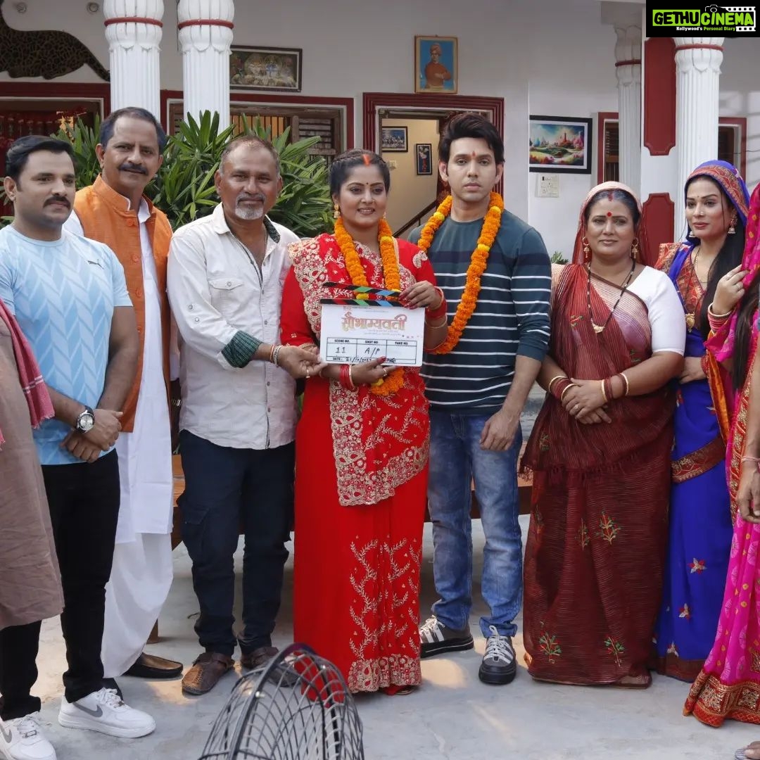 Anjana Singh Instagram - भोजपुरी फिल्म -" सौभाग्यवती " की शूटिंग शुरू l @akashgaharwar @anjana_singh_ @shraddhanjaliyadav @prernasharmaofficial @itskajal_pandey_actress @actor_prashatsingh @saahilsiddiquiofficial @sanjeevboharpi @sandeep_jurno @satyendrasingh2757 @thesajanmishra @neelabh.tiwari.56 #muhurat #bhijourimovie #akashgaharwar #anjanasingh #sunny #umeshsingh #shraddhanaval #prernasushma #kajalpandey #sahilsiddiqui #satyaprakash #satyendrasingh #sanjeevboharpi #vijaymondal #surendramishra #sajanmishra #neelabhtiwaricreations #sandeepsingh