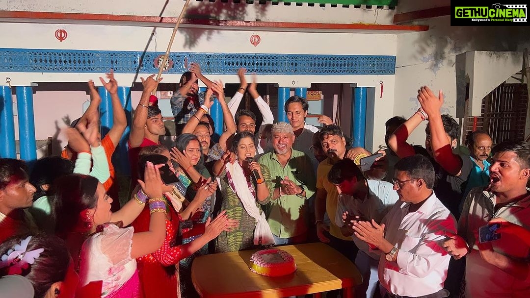 Anjana Singh Instagram - It’s a wrap… ‘BADKI DIDI ‘ Thank you so much for everything @sandeep_jurno ji Congratulations to entire team of BADKI DIDI @neelabh.tiwari.56 @sanjeevboharpi @b4ubhojpuri