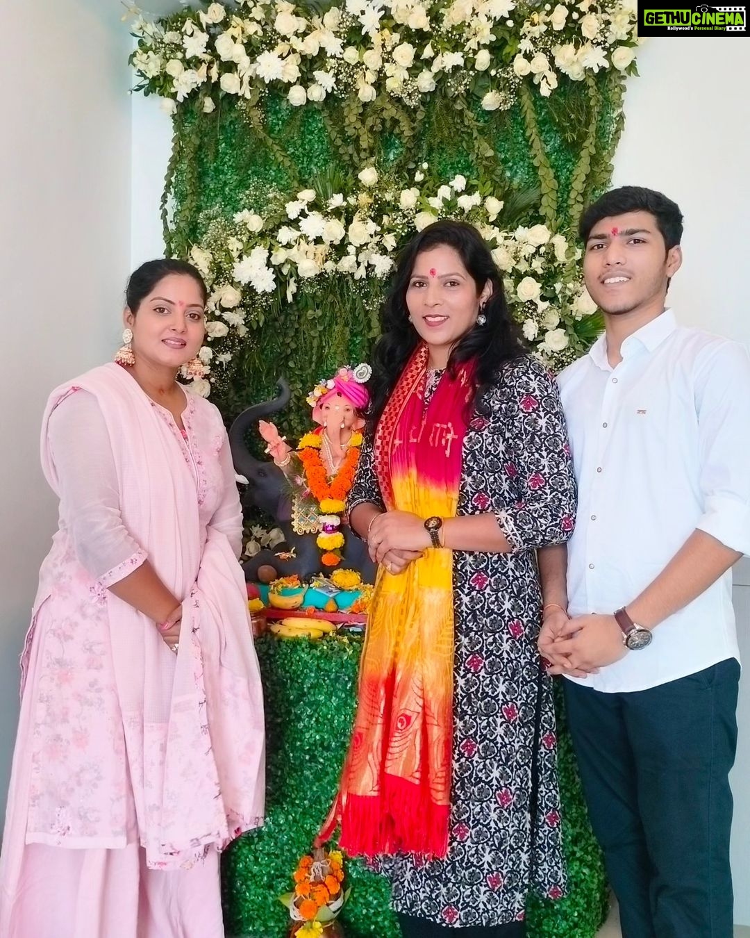 Anjana Singh Instagram - आज अंजना सिंह जी के घर पे गणपति बप्पा के हुवे दर्शन 💐🙏😍 बहुत खूबसूरत पल 😍💃🏿