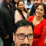 Anjana Singh Instagram - कल रात फ़िल्म * सिंह साहब * का ट्रेलर लॉंच हुआ , बहुत अच्छा प्रयास लगा निर्देशक धीरज उमाशंकर पंडित का , फ़िल्म के साथ साथ किरदारों के भीतर भी निर्देशक की मौजूदगी नज़र आयी , जो की बहुत कम पायी जाती है और उल्लेखनीय बात ये है कि एक रियल किरदार ( नायक ) को पर्दे पर जीवंत करने का ज़िम्मा खल - नायक को दिया गया , Uday Bhagat और धीरज पंडित के इस साहस की दाद देनी होगी , हीरो का अभिनेता होना ज़रूरी है इस बात पे भरोसा बढ़ा ,और देव सिंह ने अपनी ज़िम्मेदारी बखूबी निभाई है ,उम्र के साथ सहज रूप से किरदार की आवाज़ में बदलाव देव का सफल प्रयोग है अक्सर अभिनेता यहीं नक़ली हो जाता है, मगर देव सफल रहे ,सशक्त अभिनय , अभिनेत्री अंजना सिंह भी बहुत प्रभावित करती हैं उम्मीद से परे ,उनकी अदाकारी में कलाकार की ईमानदारी झलकती है ,एक बायोपिक को मनोरंजक तरीक़े से प्रस्तुत करने के लिए लेखक / निर्देशक और फ़िल्म की पूरी टीम बधाई की पात्र है , फ़िल्म के लिए ढेरों शुभकामनाएँ ..
