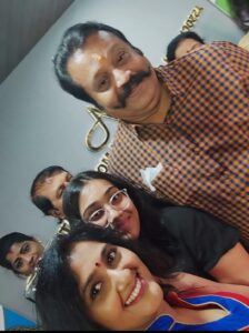 Anju Aravind Instagram - എപ്പോളും മനസ്സിൽ ലക്ഷ്മിമോളുടെ ഓർമ്മയുമായി നടക്കുന്ന എന്റെ സഹോദരതുല്യനായ സുരേഷേട്ടാ, ഷിദ എന്ന  സ്ത്രീക്ക് വേണ്ടി, അവർ ചെയ്യ്ത പ്രവർത്തിക്കു ഞാൻ മാപുചോദിക്കട്ടേ, അങ്ങയുടെ നല്ല മനസ്സിനെ മുറിവേൽപ്പിച്ചതിനു 🙏മാപ്പു പറഞ്ഞിട്ടും ഇതൊരു issue ആക്കി മാറ്റിയ എല്ലാവരും അനുഭവിച്ചോളും, നോക്കിക്കോ.
എന്റെ ആദ്യ സിനിമയിൽ സുരേഷേട്ടന്റെ ഉഷ പെങ്ങളായി അഭിനയിക്കുമ്പോൾ മുതലുള്ള പരിചയം, വിളിച്ചില്ലെങ്കിലും അകലെ നിന്നും ഒരുപാടു സ്നേഹി ക്കുന്നു ഞങ്ങൾ...
 ഞങ്ങളും സുരേഷേട്ടനോടൊപ്പം 🙏