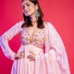 Ankita Lokhande Instagram - Pink-a-boo! She's turning heads in this गुलाबी hue 🩷 Credits:- Outfit: @ease_kv Jewellery: @aurous.in Styled By: @hemlataa9 @stylebyhemlataa Assisted By: @saloni142_ @haaute @colorstv @beingsalmankhan @officialjiocinema @endemolshineind #AnkitaLokhandeJain #AnViInBiggBoss17 #PinkLook #BB17 #DilDimaagAurDum #Colors #SalmanKhan #JioCinema