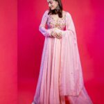 Ankita Lokhande Instagram - Pink-a-boo! She's turning heads in this गुलाबी hue 🩷 Credits:- Outfit: @ease_kv Jewellery: @aurous.in Styled By: @hemlataa9 @stylebyhemlataa Assisted By: @saloni142_ @haaute @colorstv @beingsalmankhan @officialjiocinema @endemolshineind #AnkitaLokhandeJain #AnViInBiggBoss17 #PinkLook #BB17 #DilDimaagAurDum #Colors #SalmanKhan #JioCinema