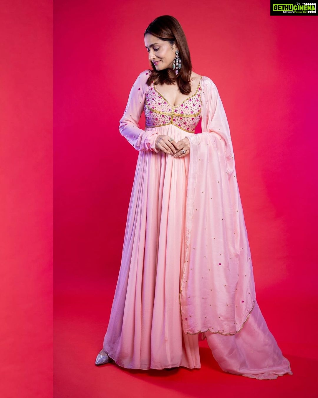 Ankita Lokhande Instagram - Pink-a-boo! She's turning heads in this गुलाबी hue 🩷 Credits:- Outfit: @ease_kv Jewellery: @aurous.in Styled By: @hemlataa9 @stylebyhemlataa Assisted By: @saloni142_ @haaute @colorstv @beingsalmankhan @officialjiocinema @endemolshineind #AnkitaLokhandeJain #AnViInBiggBoss17 #PinkLook #BB17 #DilDimaagAurDum #Colors #SalmanKhan #JioCinema