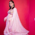 Ankita Lokhande Instagram - Pink-a-boo! She's turning heads in this गुलाबी hue 🩷 Credits:- Outfit: @ease_kv Jewellery: @aurous.in Styled By: @hemlataa9 @stylebyhemlataa Assisted By: @saloni142_ @haaute @colorstv @beingsalmankhan @officialjiocinema @endemolshineind #AnkitaLokhandeJain #AnViInBiggBoss17 #PinkLook #BB17 #DilDimaagAurDum #Colors #SalmanKhan #JioCinema