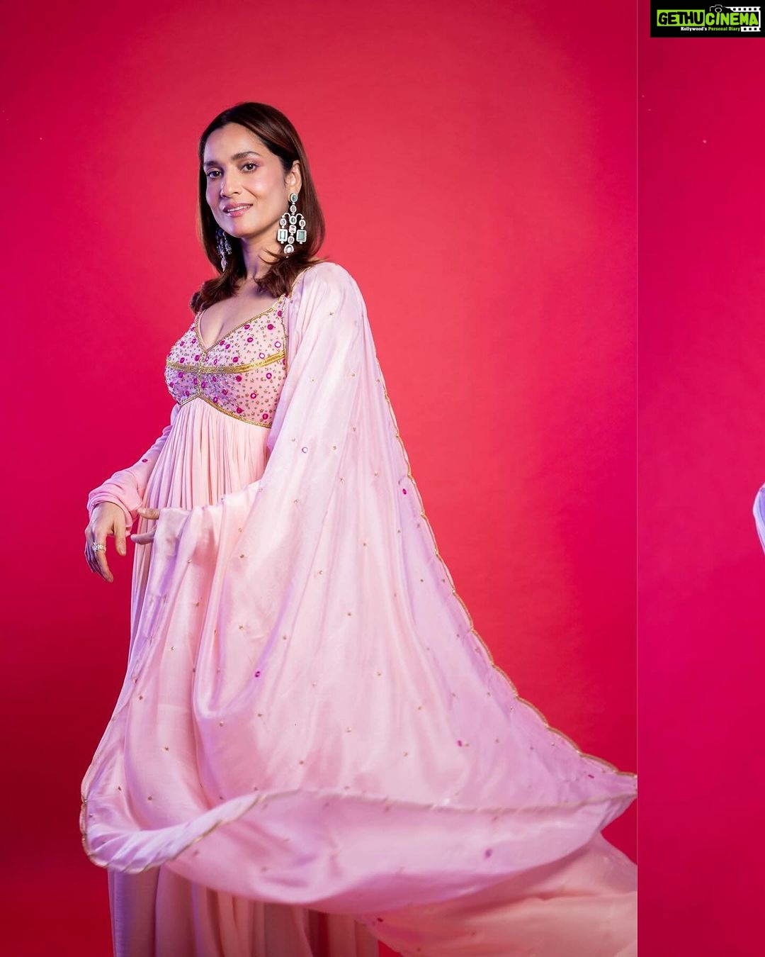 Ankita Lokhande Instagram - Pink-a-boo! She's turning heads in this गुलाबी hue 🩷 Credits:- Outfit: @ease_kv Jewellery: @aurous.in Styled By: @hemlataa9 @stylebyhemlataa Assisted By: @saloni142_ @haaute @colorstv @beingsalmankhan @officialjiocinema @endemolshineind #AnkitaLokhandeJain #AnViInBiggBoss17 #PinkLook #BB17 #DilDimaagAurDum #Colors #SalmanKhan #JioCinema