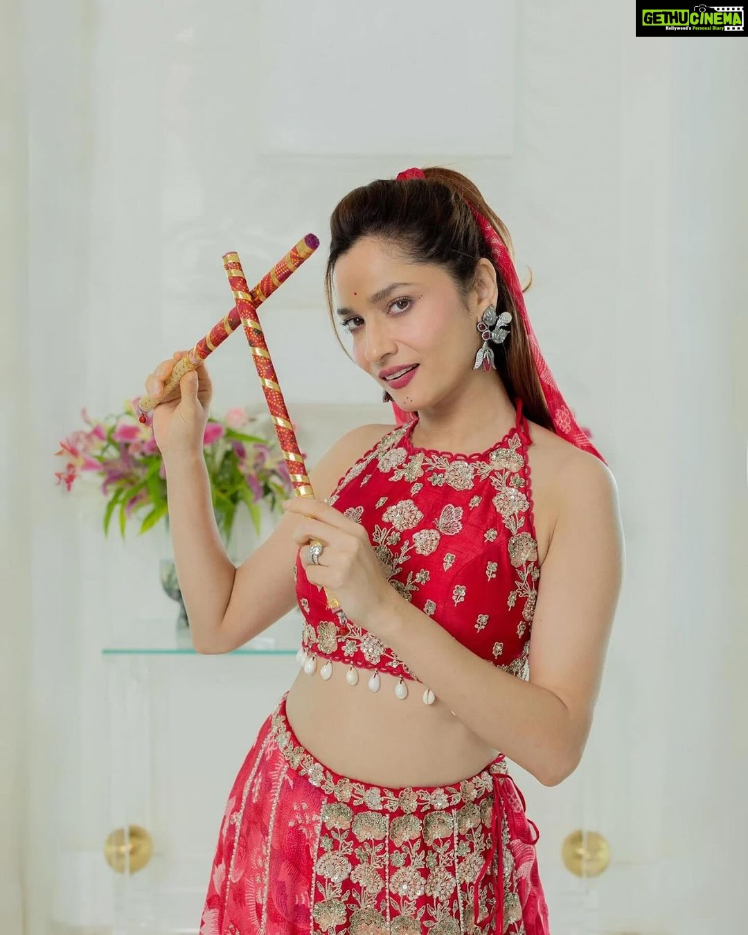 Ankita Lokhande Instagram - She's looking dus/dus for Dussehra ❤️ @colorstv @beingsalmankhan @officialjiocinema @endemolshineind #AnkitaLokhandeJain #AnViInBiggBoss17 #HappyDussehra #BB17 #DilDimaagAurDum #Colors #SalmanKhan #JioCinema
