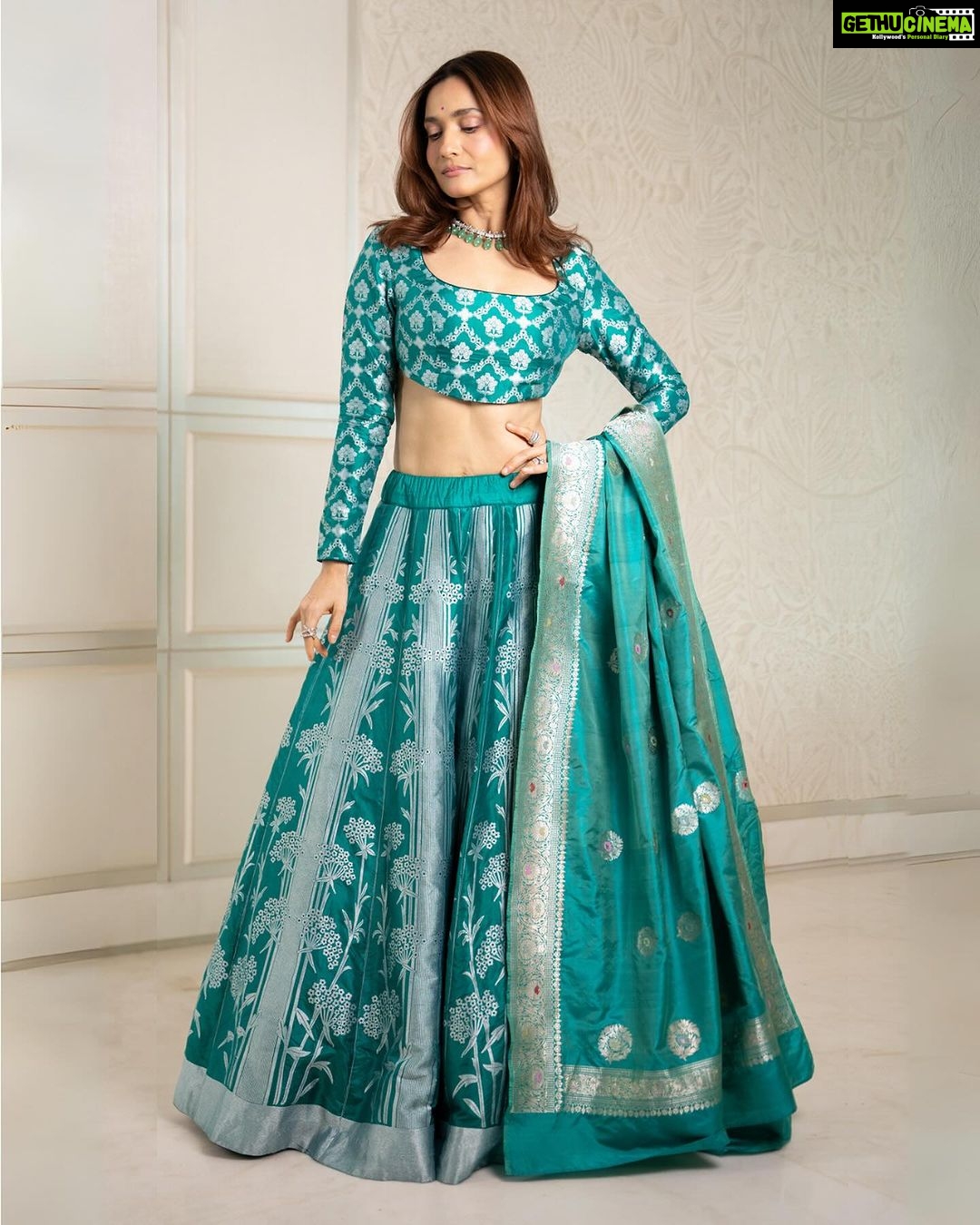 Ankita Lokhande Instagram - Elegant and poised in Turquoise π Which is your favourite look, open hair or bun? Credits:- Outfit: @warpnweftbysagrikarai Jewellery: @aurous.in @cherryblossoms.designs Styled By: @hemlataa9 @stylebyhemlataa Assisted By: @saloni142_ @haaute @colorstv @beingsalmankhan @officialjiocinema @endemolshineind #AnkitaLokhandeJain #AnViInBiggBoss17 #OOTD #BB17 #DilDimaagAurDum #Colors #SalmanKhan #JioCinema