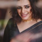 Ann Augustine Instagram - 🐞 #smellofwetearth #saree #forestgreen #jewelleryaddict #ladybug #silverlove #coffeeaddict #artlover