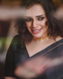 Ann Augustine Instagram - 🐞 

#smellofwetearth #saree #forestgreen #jewelleryaddict #ladybug #silverlove #coffeeaddict #artlover