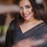 Ann Augustine Instagram - 🐞 #smellofwetearth #saree #forestgreen #jewelleryaddict #ladybug #silverlove #coffeeaddict #artlover