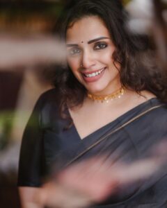 Ann Augustine Instagram - 🐞 

#smellofwetearth #saree #forestgreen #jewelleryaddict #ladybug #silverlove #coffeeaddict #artlover