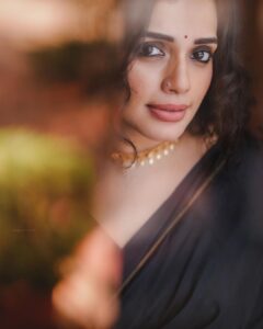 Ann Augustine Instagram - 🐞 

#smellofwetearth #saree #forestgreen #jewelleryaddict #ladybug #silverlove #coffeeaddict #artlover