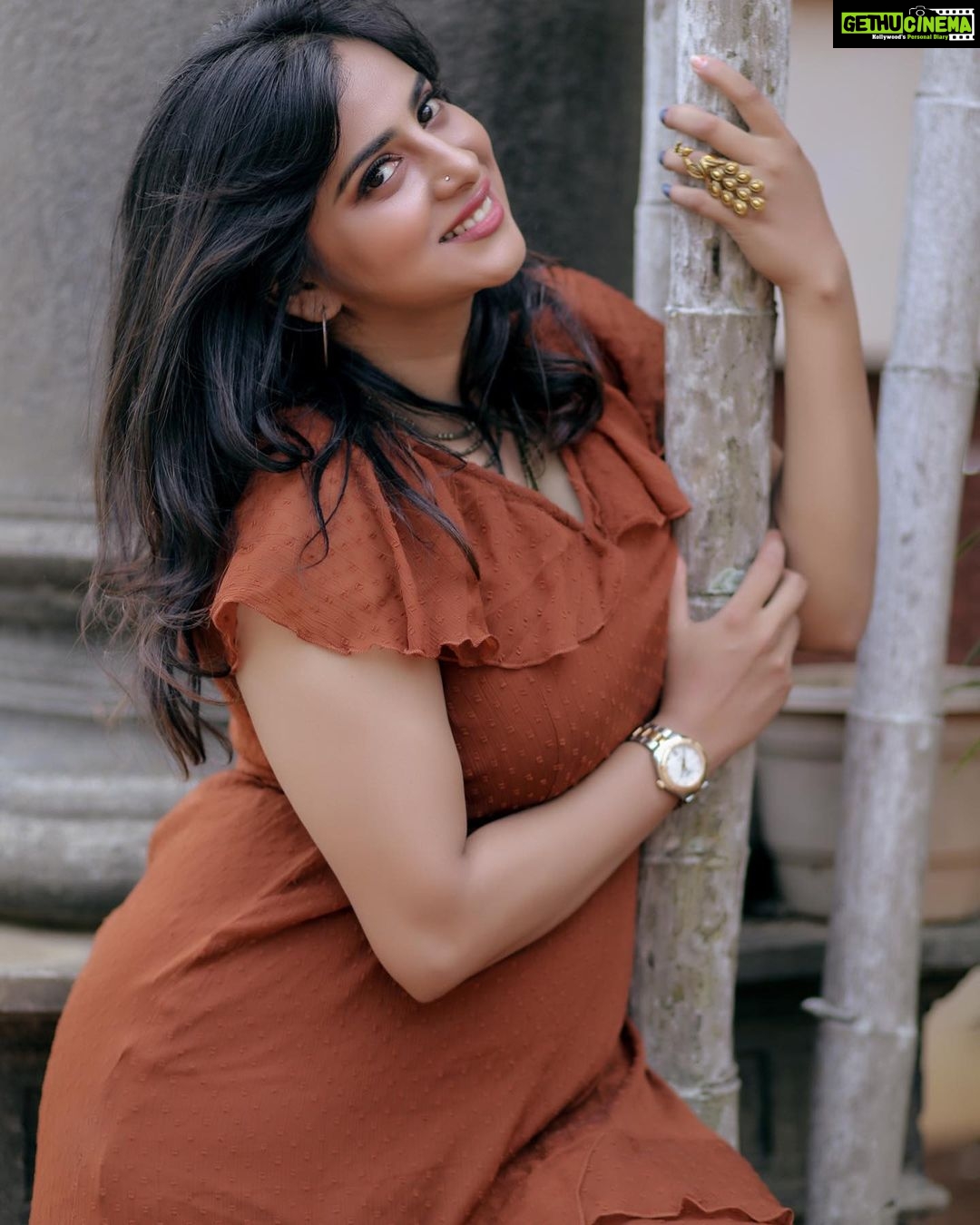 Anna Rajan Instagram - A colour that holds secret. MUA @jaush_an Pic @akhil_photography_tvm @dessertblossom__ #anna #brown #movies #love #bee #malayalam #actress #selflove #happy #fighter