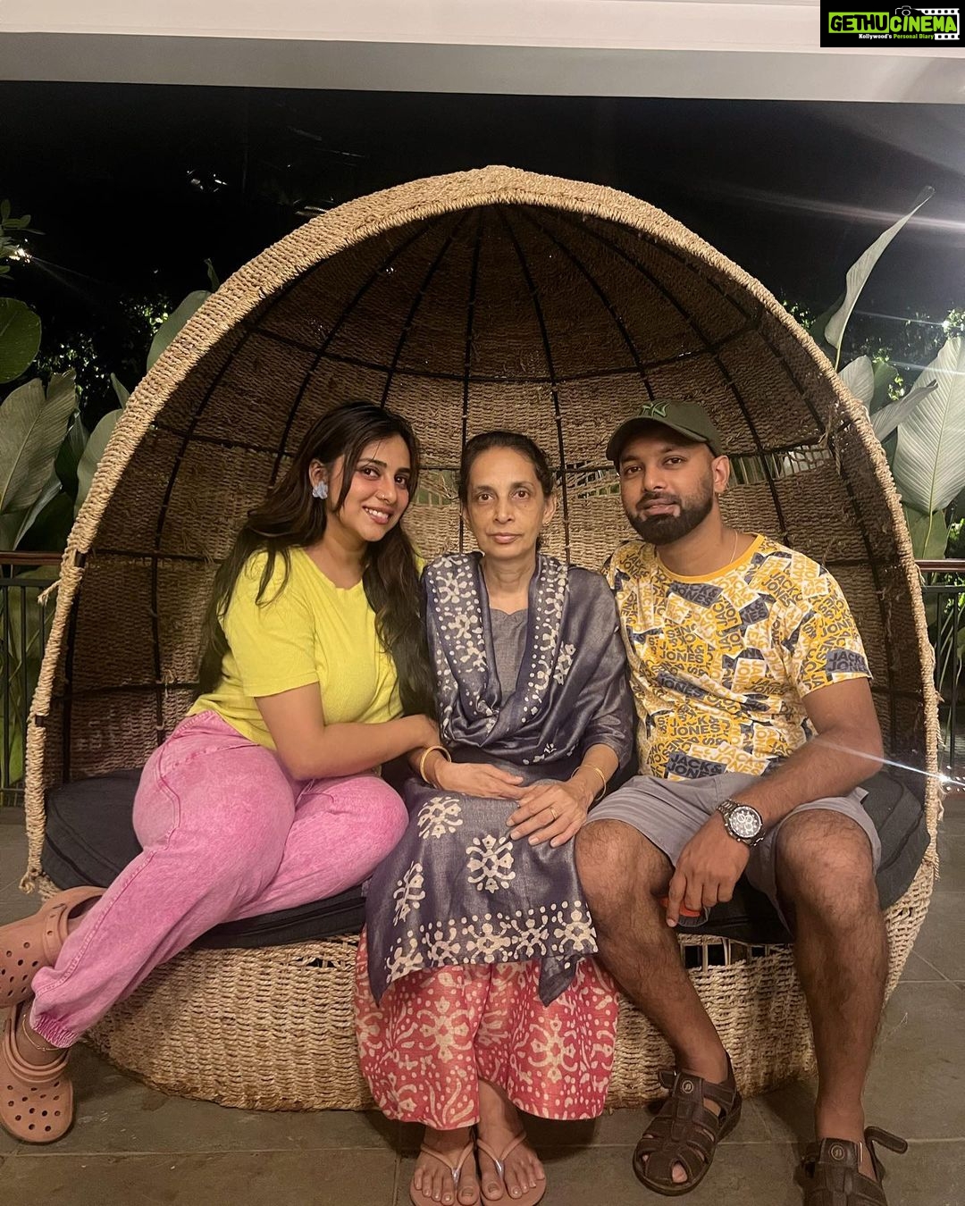 Anna Rajan Instagram - Not to pretend now I'm with my family @morickapresort @shonrjn @loftierholidays #wayanad #family #love #smile #forgiveness #beginning