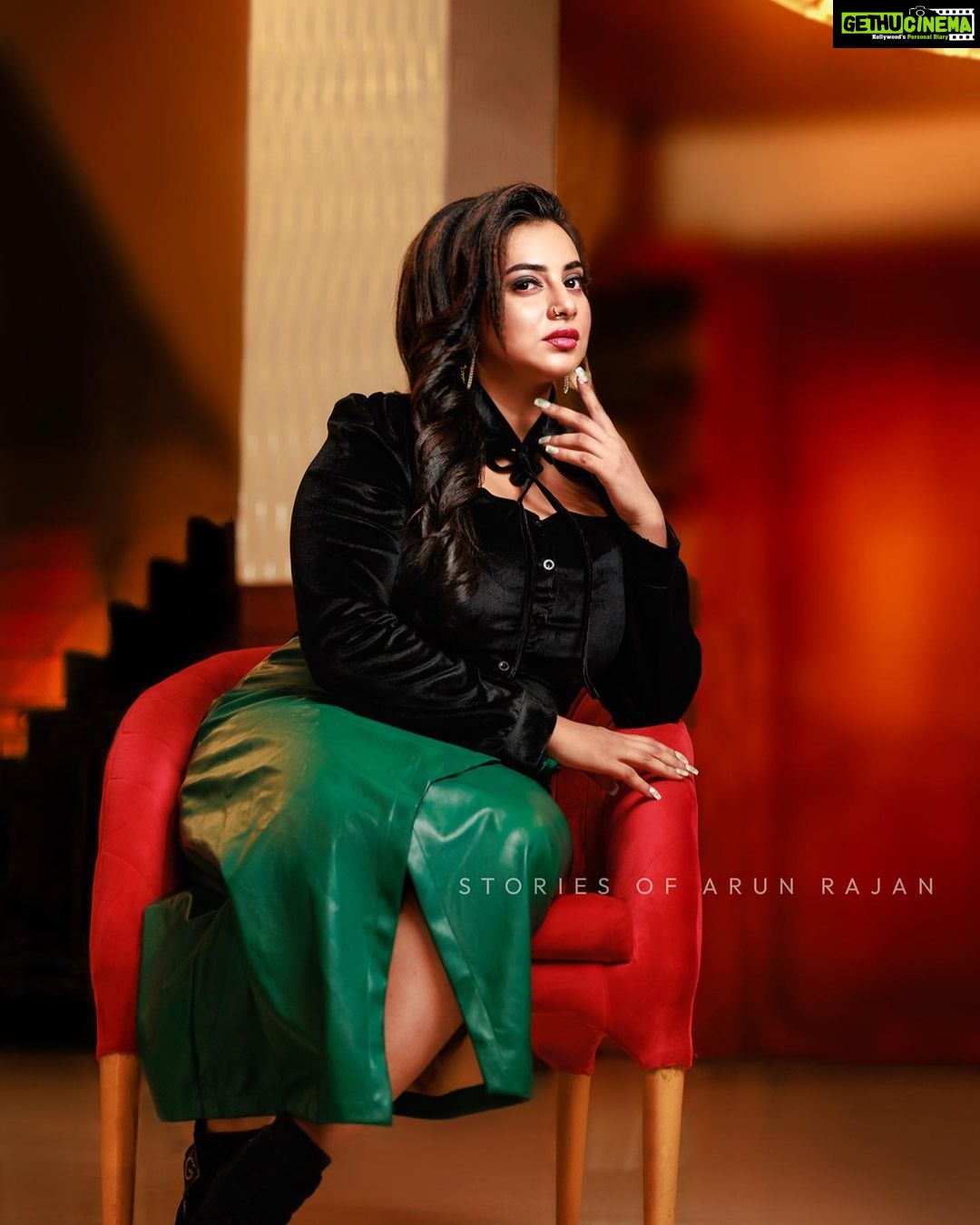 Anna Rajan Instagram - @vini_makeup_artist_ @triple_a_hair_styling_ @arun_rajan_photography #vivov27series
