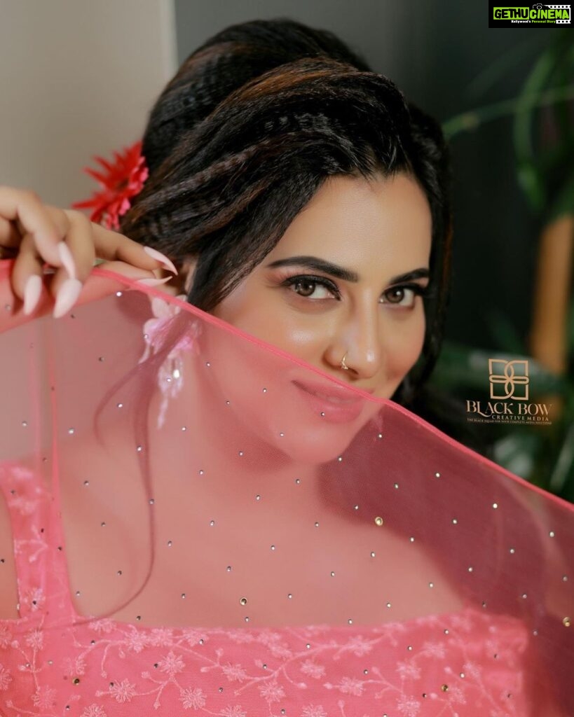 Anna Rajan Instagram - Fierce, be a flamingo in a flock of pigeons MUA @vini_makeup_artist_ Hair styler @triple_a_hair_styling_ Click @akhil_photography_tvm Costume @shawlipage @kabershapm #pink #colour #smile #vivov27series #trivandrum #lovepink #flowers #love #attitude