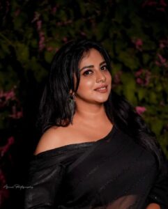 Anna Rajan Instagram - An acquired obsession🖤  @fruit_bae 
MUA @rr.makeovers 
  @roshna.ann.roy 
Styling @shawlidesigns @kabershapm kabershapm 
Click @ajmal_photography_