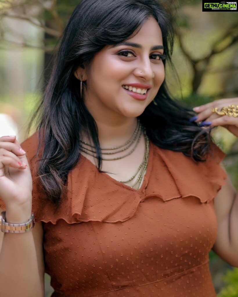 Anna Rajan Instagram - A colour that holds secret. MUA @jaush_an Pic @akhil_photography_tvm @dessertblossom__ #anna #brown #movies #love #bee #malayalam #actress #selflove #happy #fighter