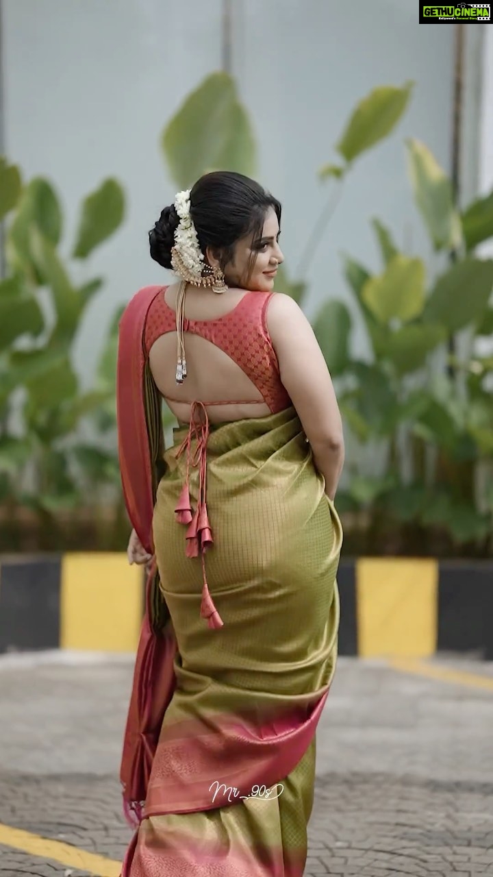 Anna Rajan Instagram - Just looking like a wow ........ #Mua @vini_makeup_artist_ Costume @vini_makeup_artist_ Videography & editing @nirakoottu__creation @mr_.90s Jewellery @alameen_fashion_jewels . #viral #viralcaption #actress #saree #sareelove #sareefashion #annaspeeks #lichy #smile #rising #heart #loved #star #fighter