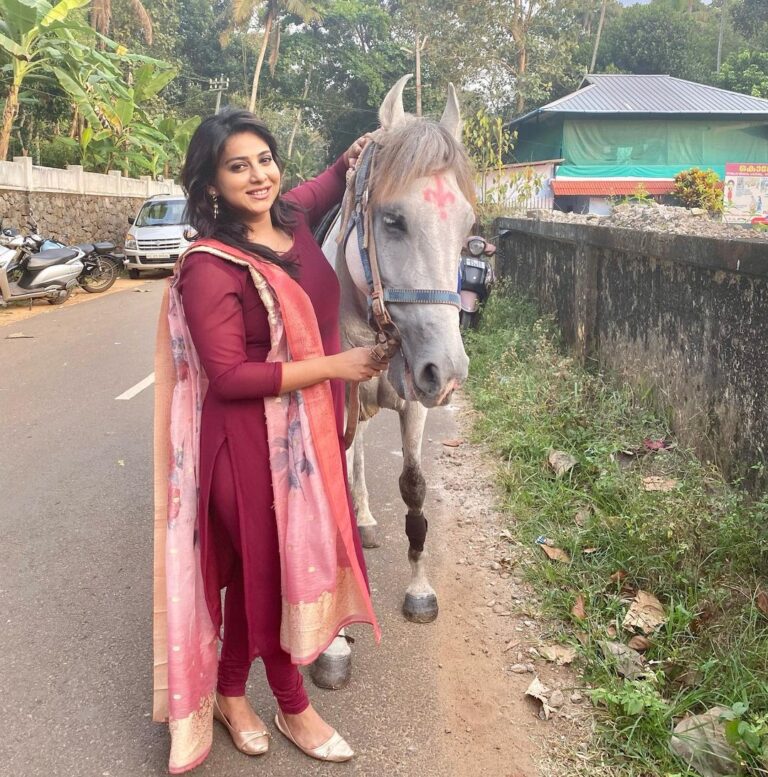 Anna Rajan Instagram - She is soo sweet&pavaam horsyy🥰🐎 #horse #pony #cutepony #cutehorse #whitehorse #love Ettumanoor, India