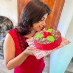 Anna Rajan Instagram - It was very delicious! Thanks for this Xmas gift @whytes.bakery @suhail_pp @nashikm #christmas #merrychristmas #christmascake #xmas #christmasgifts Kochi, India