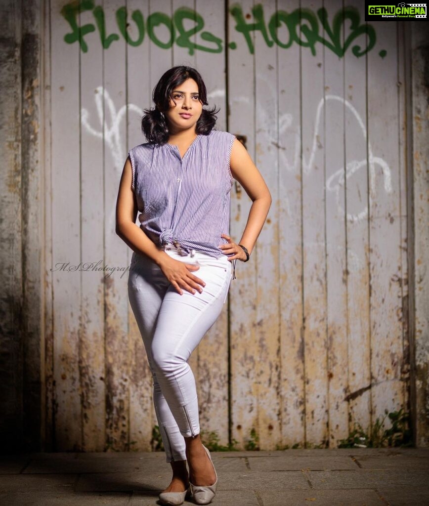 Anna Rajan Instagram - Walk Out To White Town SEASON 1:EPISODE 4- GREED DECADE STYLE Concept&Photography: @moorthi_sachin Designer: @parvatharakesh MUA: Myself 🧚🏻 #80s #style #streetphotography #streetstyle #streetwear White Town Tales