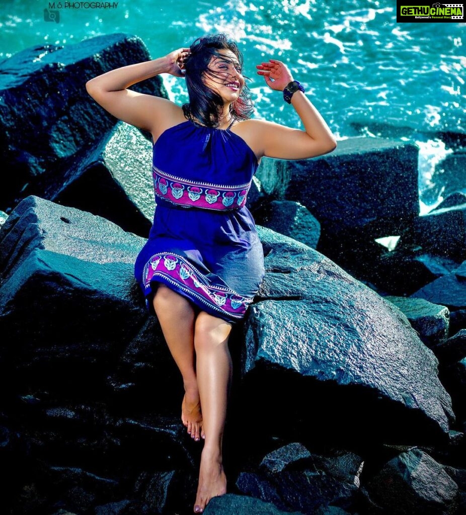 Anna Rajan Instagram - BEACH POSE SEASON 1: EPISODE 2 - Edge Wave Concept&Photography: @moorthi_sachin Designer: @parvatharakesh MUA: Myself 😉 #beach Pondicherry Beach