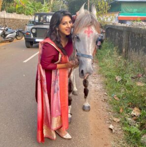 Anna Rajan Instagram - She is soo sweet&pavaam horsyy🥰🐎

#horse #pony #cutepony #cutehorse #whitehorse #love