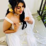 Anna Rajan Instagram - Find a place inside your heart to burnout the pain and keep smiling 🙂. dress @shawli_aluva MUA @jaush_an #zihaalemiskin #reelsinstagram #relitfeelit #viral#romanticsong #trendingreels #