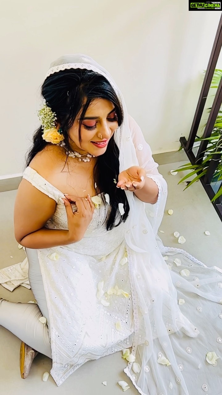 Anna Rajan Instagram - Find a place inside your heart to burnout the pain and keep smiling 🙂. dress @shawli_aluva MUA @jaush_an #zihaalemiskin #reelsinstagram #relitfeelit #viral#romanticsong #trendingreels #