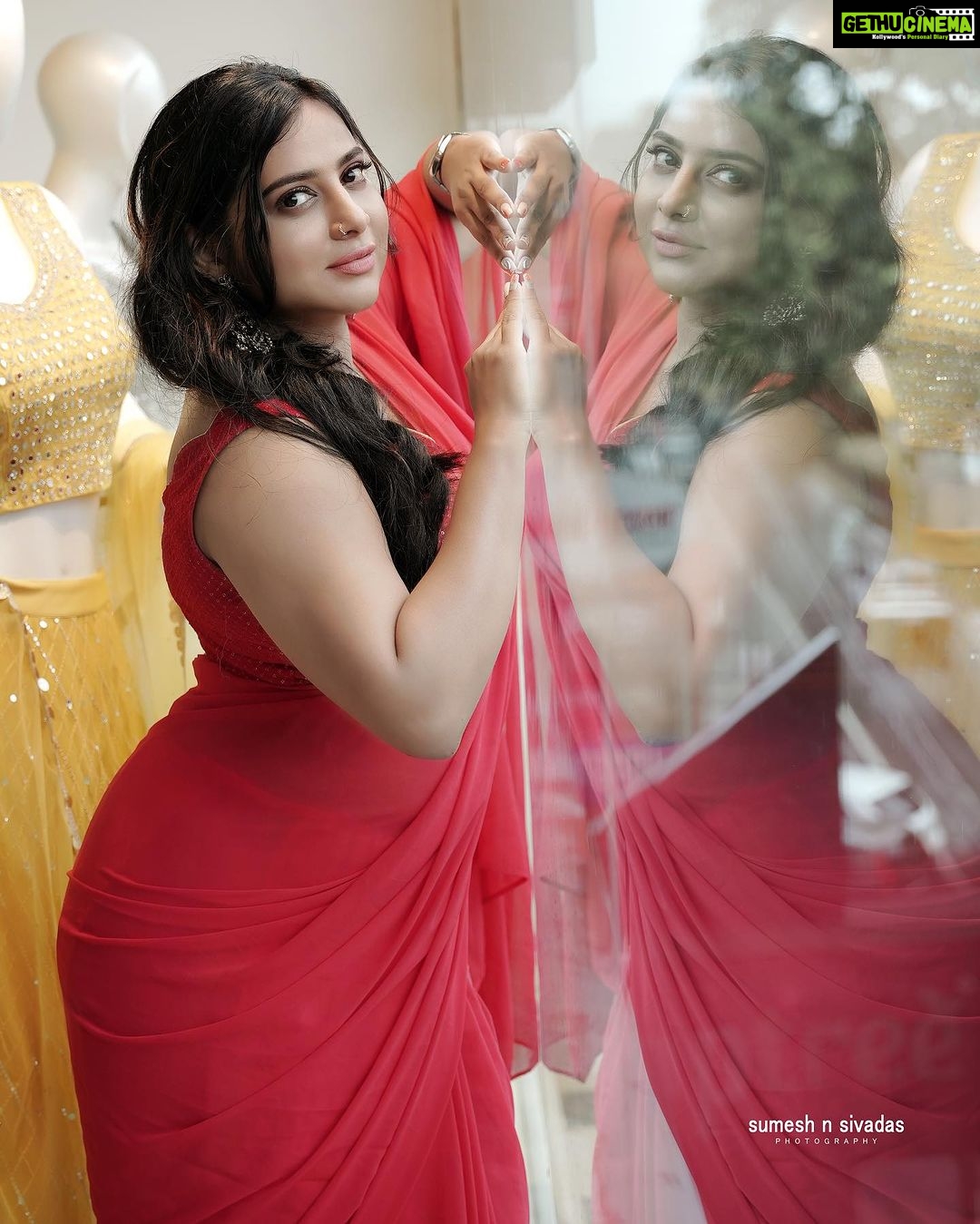Anna Rajan Instagram - Red has always been my colour 🌹🌹🌹#red #annasppeks #redsaree #anna #actress #love #redlove #new #newpost