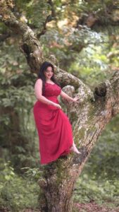 Anna Rajan Instagram - Actress @annaspeeks 
Dop @bigil.benoy 
Makeup and hair @vini_makeup_artist_ 
Ornaments @alameen_fashion_jewels 
Costume @iha_designs 

#annarajan #bigilbenoy #malayalamcinema #mallureels #reels #heeriye