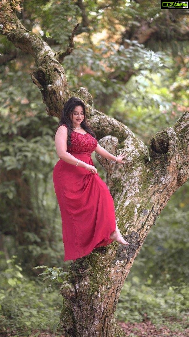 Anna Rajan - 38K Likes - Actress @annaspeeks
Dop @bigil.benoy
Makeup and hair @vini_makeup_artist_
Ornaments @alameen_fashion_jewels
Costume @iha_designs
#annarajan #bigilbenoy #malayalamcinema #mallureels #reels #heeriye
