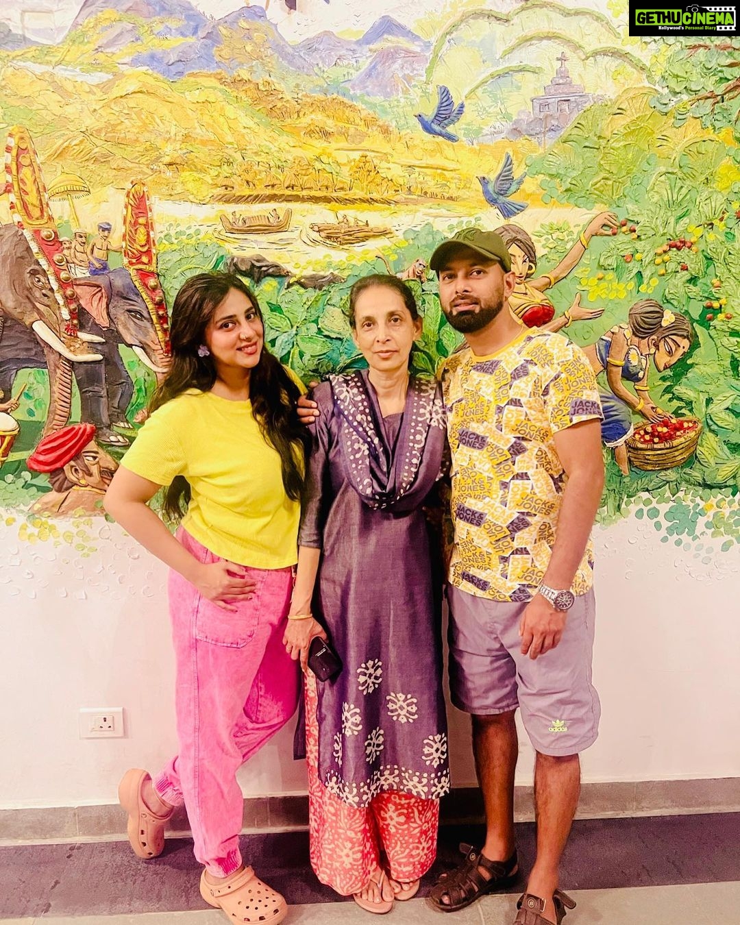 Anna Rajan Instagram - Not to pretend now I'm with my family @morickapresort @shonrjn @loftierholidays #wayanad #family #love #smile #forgiveness #beginning