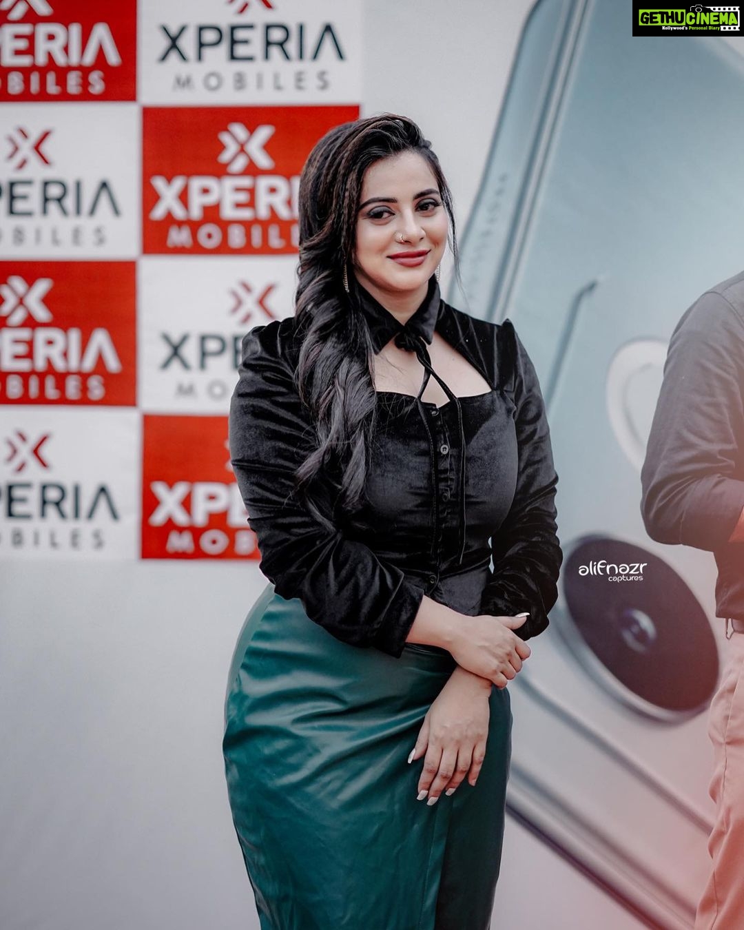 Anna Rajan Instagram - MUA @vini_makeup_artist_ Hair styler @triple_a_hair_styling_ Click @alifnazr #vivov27series #vivo #black #lichi #actress #launch #selflovejourney #selfrespect #smile #happy #keepgoing #🐝 fly