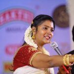 Annabharathi Berchmans Instagram - இன்று நான் ரசித்த பாடல் வரிகள்📝 ✒ "அட காசுகள் போட்டதும் பூக்கிற பூச்செடி நான்... இன்று கைதட்டல் ஓசையில் பூக்கிற பூச்செடி தான் ... ரசனை வாழ்க ரசிகன் வாழ்க!"💗❤ (பின்குறிப்பு :பாடலை கண்டுபிடித்தவர்கள் சொல்லலாமே 😜) இனிய காலை வணக்கம் ரசிகர்களே 😍 #Annabharathi #AnbudanAnnabharathi beautiful blouse :@r_s_fashion_designer