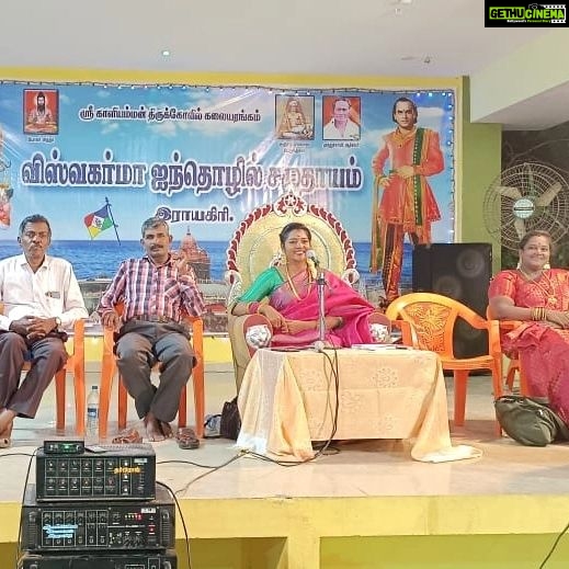 Annabharathi Berchmans Instagram - நேற்று (3.10.23) ராஜபாளையம் அருகே ராயகிரியில் " இன்றைய பரபரப்பான வாழ்க்கை கொண்டாட்டமா? திண்டாட்டமா?" என்ற தலைப்பில் என் தலைமையிலான நகைச்சுவைப் பட்டிமன்றம். மிக்க மகிழ்ச்சி மன நிறைவு🎤❤🙏 பின்குறிப்பு:(நேரடியாக வீட்டிற்கே வந்து நிகழ்ச்சி ஏற்பாட்டாளர்கள் அழைத்ததில் மிக்க மகிழ்ச்சி. உங்கள் அன்புக்கு மனமார்ந்த நன்றி😍 🙏) #Annabharathi #AnbudanAnnabharathi #tamilpattimanram #comedypattimanram #rajapalayam #Rayagiri