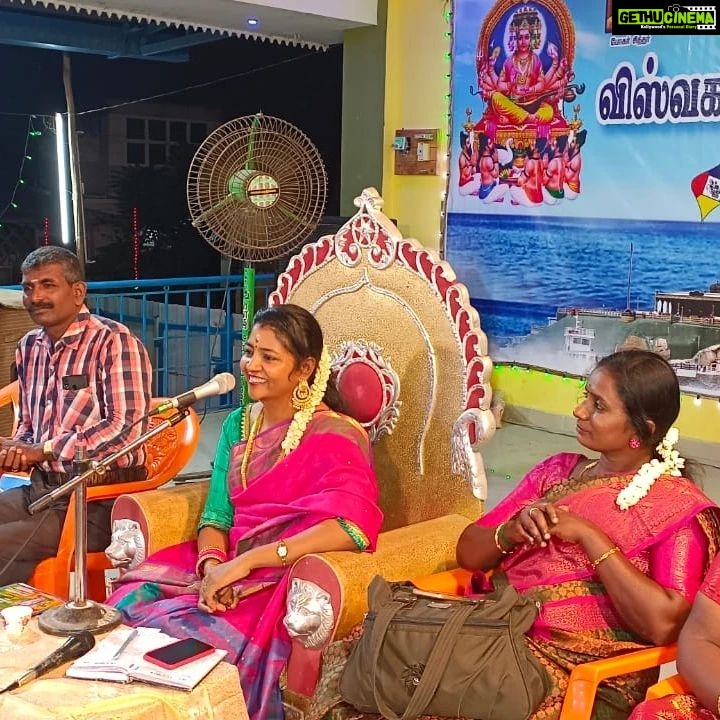 Annabharathi Berchmans Instagram - நேற்று (3.10.23) ராஜபாளையம் அருகே ராயகிரியில் " இன்றைய பரபரப்பான வாழ்க்கை கொண்டாட்டமா? திண்டாட்டமா?" என்ற தலைப்பில் என் தலைமையிலான நகைச்சுவைப் பட்டிமன்றம். மிக்க மகிழ்ச்சி மன நிறைவு🎤❤🙏 பின்குறிப்பு:(நேரடியாக வீட்டிற்கே வந்து நிகழ்ச்சி ஏற்பாட்டாளர்கள் அழைத்ததில் மிக்க மகிழ்ச்சி. உங்கள் அன்புக்கு மனமார்ந்த நன்றி😍 🙏) #Annabharathi #AnbudanAnnabharathi #tamilpattimanram #comedypattimanram #rajapalayam #Rayagiri