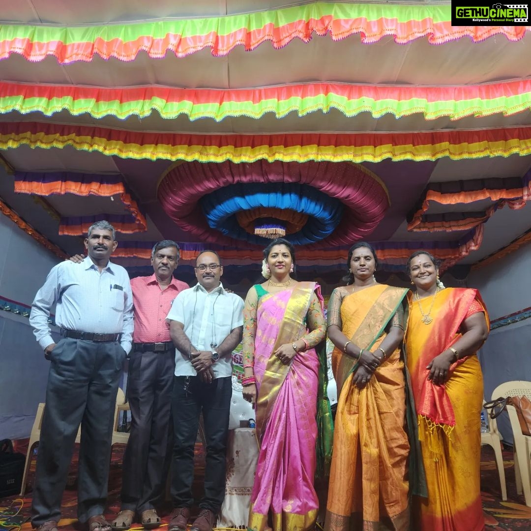 Annabharathi Berchmans Instagram - நேற்று (27.9.23)புளியங்குடி அருகே சுப்பிரமணியபுரத்தில் என் தலைமையிலான நகைச்சுவைப் பட்டிமன்றம். "நெஞ்சுக்கு நிறைவான மகிழ்ச்சியைத் தருவது சொத்து சுகமா? சொந்த பந்தமா?" என்ற தலைப்பில் பட்டிமன்றம் பேசினோம். அருமையான கிராமத்து வெள்ளேந்தியான ரசிகர்கள். அவர்களை சிரிக்க வைத்ததில் எங்களுக்கு மிகுந்த மன நிறைவு. மிக்க மகிழ்ச்சி ❤🎤🙏 #Annabharathi #AnbudanAnnabharathi #pattimandram #comedy #comedypattimandram #Puliyankudi
