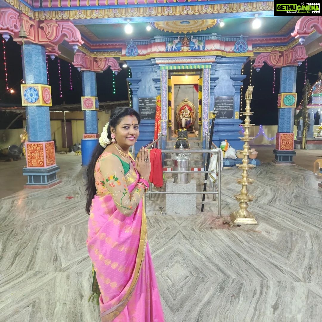 Annabharathi Berchmans Instagram - நேற்று (27.9.23)புளியங்குடி அருகே சுப்பிரமணியபுரத்தில் என் தலைமையிலான நகைச்சுவைப் பட்டிமன்றம். "நெஞ்சுக்கு நிறைவான மகிழ்ச்சியைத் தருவது சொத்து சுகமா? சொந்த பந்தமா?" என்ற தலைப்பில் பட்டிமன்றம் பேசினோம். அருமையான கிராமத்து வெள்ளேந்தியான ரசிகர்கள். அவர்களை சிரிக்க வைத்ததில் எங்களுக்கு மிகுந்த மன நிறைவு. மிக்க மகிழ்ச்சி ❤🎤🙏 #Annabharathi #AnbudanAnnabharathi #pattimandram #comedy #comedypattimandram #Puliyankudi