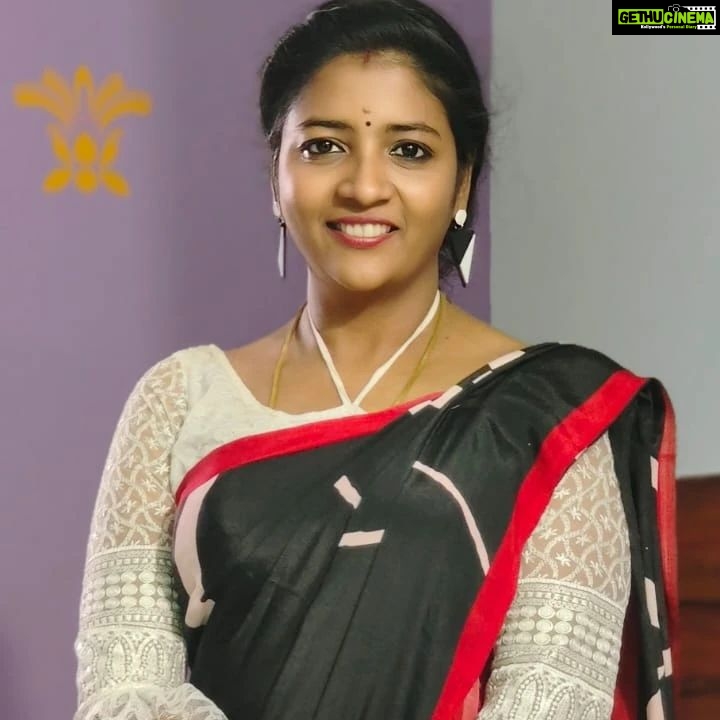 Annabharathi Berchmans Instagram - " வெள்ளை என்பதால் நீலம் போட்டு வெளுக்கப்பட்டது. கருப்பு என்பதால் அழுக்கு தாங்கும் என்று ஒதுக்கப்பட்டது. துணிகளிலும் நிறப் பாகுபாடு.. ஆனால் உண்மை அழகிற்கு நிறம் இல்லை சில அறிவிலிகளுக்கு இது எட்டுவதில்லை" இனிய ஞாயிறு காலை வணக்கம் நண்பர்களே ❤