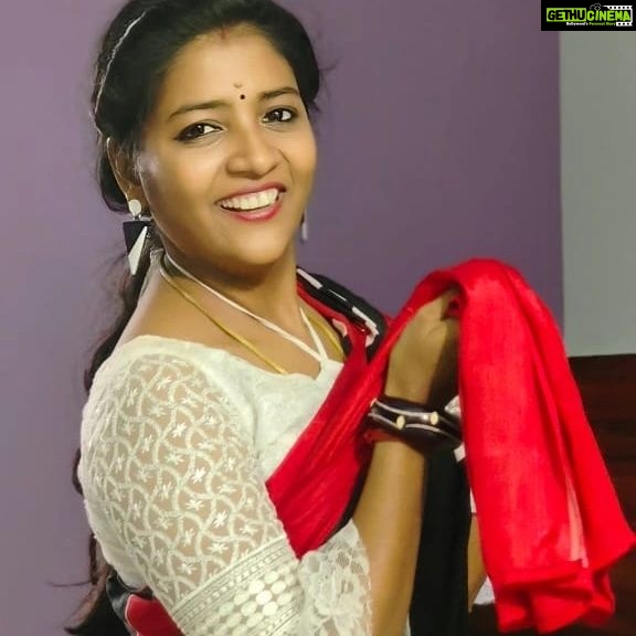 Annabharathi Berchmans Instagram - " வெள்ளை என்பதால் நீலம் போட்டு வெளுக்கப்பட்டது. கருப்பு என்பதால் அழுக்கு தாங்கும் என்று ஒதுக்கப்பட்டது. துணிகளிலும் நிறப் பாகுபாடு.. ஆனால் உண்மை அழகிற்கு நிறம் இல்லை சில அறிவிலிகளுக்கு இது எட்டுவதில்லை" இனிய ஞாயிறு காலை வணக்கம் நண்பர்களே ❤
